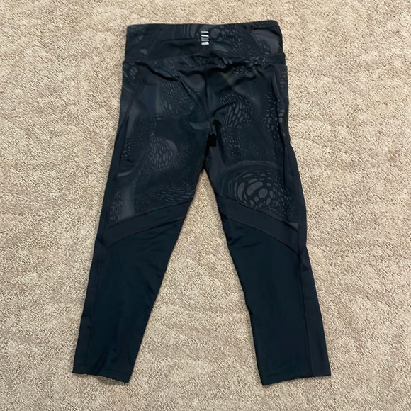 Under Armor S lightweight cropped compression legging w/ pocket - Picture 3 of 7